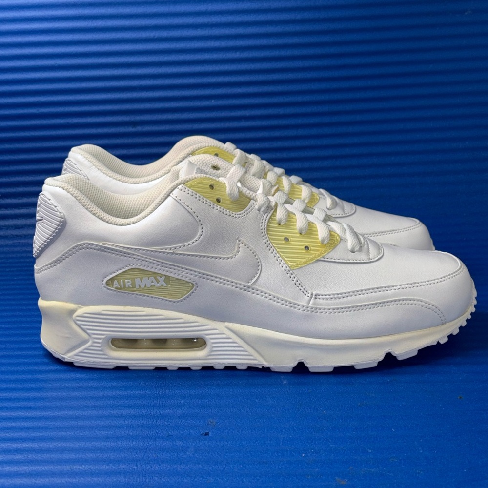 Size 11.5- Men’s Nike Air Max  2005 Leather Shoes Sneakers Triple 302519-113